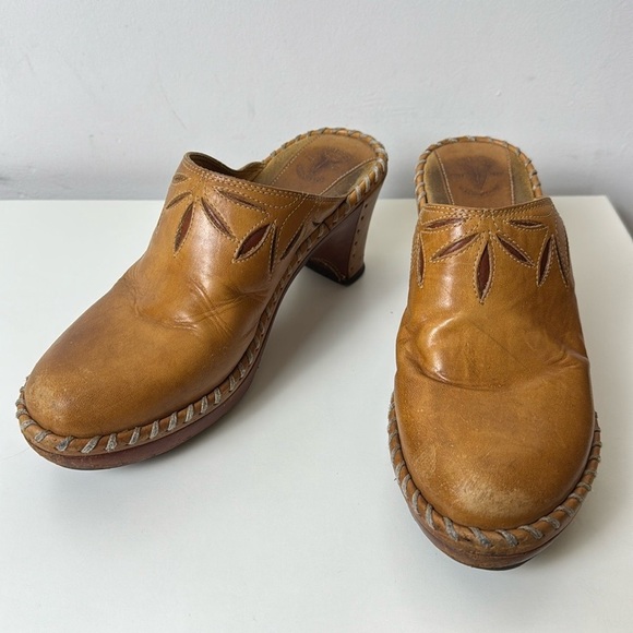 Frye Charlotte Flower clogs size 6.5 (could fit 7 or 7.5) - Picture 1 of 8